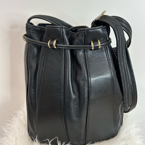 Chic Black Leather Bucket Bag with Gold Accents❤️ - Picture 3 of 13
